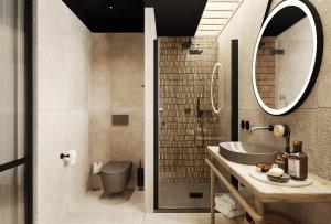 y baño con lavabo, aseo y espejo. en Hygge Hotel, en Opole