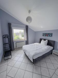 Un dormitorio con una cama grande y una ventana en Ruhiges Juwel: frisch renoviert 100 qm, en Julich