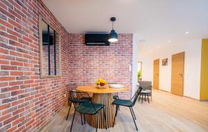een eetkamer met een bakstenen muur en een tafel en stoelen bij Suberbe appartement 80 m2 quartier Castellane - Le Patio - in Marseille +16 foto's