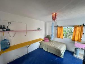 um quarto com uma cama, uma prateleira e uma janela em NooK em Sisal