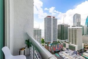 een balkon met uitzicht op de skyline van de stad bij Stylish 2br Apt in Downtown City View 3208 in Miami
