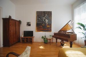 Posezení v ubytování Andrassy Art Apartment - Central, Beautiful & Unique
