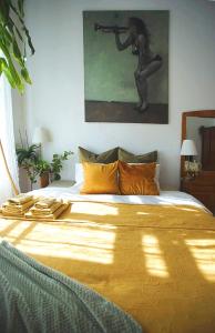 Postel nebo postele na pokoji v ubytování Andrassy Art Apartment - Central, Beautiful & Unique