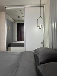 Ένα ή περισσότερα κρεβάτια σε δωμάτιο στο Skyline Retreat Apartment at Sky Towers with Spa and Fitness Access +37 φωτογραφίες