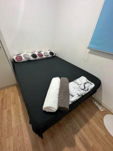 - un lit noir avec 2 oreillers dans l'établissement Fast Single Rooms, à Madrid