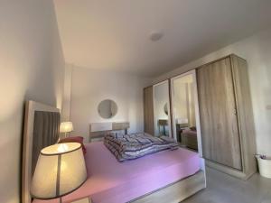 Giường trong phòng chung tại Luxury Inn: 3BR Amazing Garden View in Madinaty B6