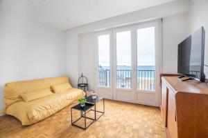 Un televizor și/sau centru de divertisment la Dinard centre, studio vue mer