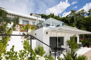 Casa blanca con escaleras y balcón en AYLA C - new, cozy Ocean view Studio in Flamingo en Playa Flamingo