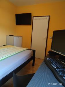 a bedroom with a bed and a laptop computer at kleines Gästezimmer in Hannover