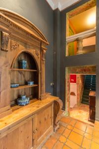 El Mirador de Las Jaras في باتونيس: مطبخ مع خزانة خشبية كبيرة في الغرفة