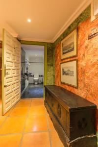 um quarto com uma arca de madeira num quarto em El Mirador de Las Jaras em Patones