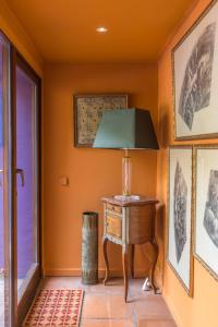 um canto de um quarto com uma mesa e um candeeiro em El Mirador de Las Jaras em Patones