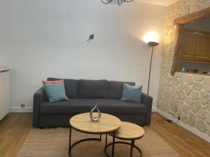 a living room with a couch and a table at Grande maison : Près de Paris/Orly in Villeneuve-le-Roi