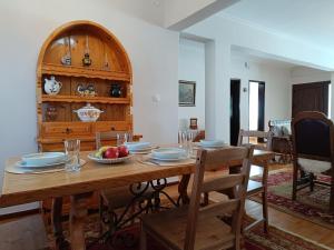 comedor con mesa de madera y sillas en Cozy Garden House, en Árgos Orestikón