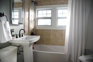 Ένα μπάνιο στο Cozy Home Near all Milwaukee Attractions +21 φωτογραφίες