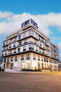 un gran edificio blanco con muchas ventanas en REEC Machala by Oro Verde Hotels, en Machala