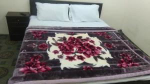 Un pat sau paturi într-o cameră la Bab e Gilgit Inn