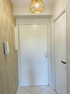 bagno con porta bianca e luce di Appartement avec jardin (25min DisneyLand Paris) a Chennevières-sur-Marne