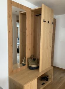 Armario de madera con espejo en una habitación en Chasa Siringia EG, en Samnaun - Laret