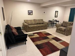 uma sala de estar com dois sofás e um tapete em Nitomik Private Suite em Halifax