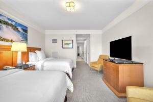 Televisi dan/atau pusat hiburan di Spacious 2 Bedroom 2 Bath & Studio Suites in the Four Seasons Hotel Miami High floors