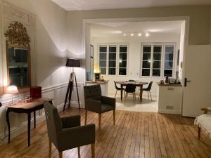 a living room with a table and chairs and a bedroom at Golf & Rempart in Angoulême