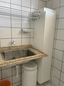 uma pequena casa de banho com lavatório e WC em FLAT 13º andar COM VISTA PARA MARagogi em São José da Coroa Grande