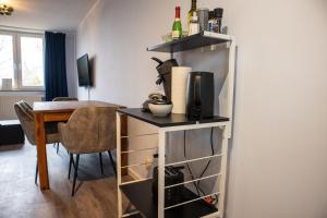 a kitchen and dining room with a table and a shelf at Messenah für 5 Gäste mit kostenlosen Parkplätzen in Hannover