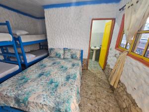 um quarto com uma cama e um lavatório num quarto em Baru sunset em Barú