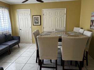 Un comedor con mesa y sillas en Park View West, en Lakeland 15 fotos más