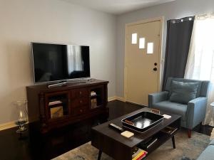 sala de estar con TV, silla y mesa en Park View West, en Lakeland