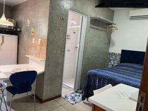 een kleine kamer met een bed, een tafel en een keuken bij STUDIO 203 | WIFI 600MB | RESIDENCIAL JC, um lugar para ficar. in Belém