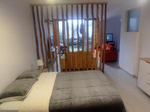 1 dormitorio con 1 cama con cabecero de madera en TAWA 2, en Huancayo
