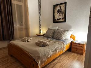sypialnia z łóżkiem z 2 poduszkami w obiekcie Hotel Royal w mieście Betzdorf