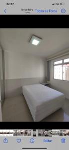 une photo d'une chambre avec un lit et une fenêtre dans l'établissement AP em CONDOMINIO BEIRA MAR com GARAGEM, WIFI e TV A a CABO, à Balneário Camboriú