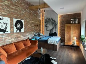 un soggiorno con un divano e un muro di mattoni di Design apartmán v zahradě a Hlinsko