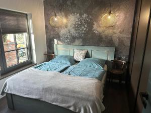 um quarto com uma cama com duas almofadas em Design apartmán v zahradě em Hlinsko