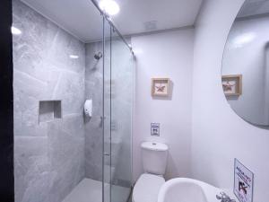 W łazience znajduje się toaleta i przeszklony prysznic. w obiekcie Island Vibes w mieście San Andrés