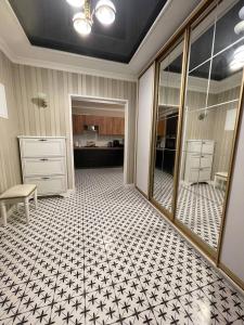 una cucina con pavimento piastrellato bianco e nero di Grace Apartments a Boryspilʼ