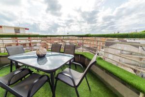 une table et des chaises sur le toit d'un bâtiment dans l'établissement CASA SOLEMARE Giulianova, à Giulianova