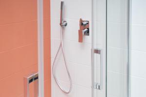 une douche avec un tuyau dans une salle de bain dans l'établissement CASA SOLEMARE Giulianova, à Giulianova 70 autres photos