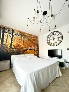 TV a/nebo společenská místnost v ubytování 4th FLOOR ROOMS stanze con bagno privato in appartamento condiviso + 12 fotografií