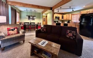 a living room with a couch and a table at Mt Gardner Inn in Winthrop