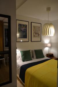 um quarto com uma cama com um cobertor amarelo em Valmiera Studio apartment em Valmiera
