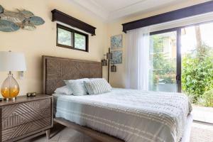 ein Schlafzimmer mit einem großen Bett und einem Fenster in der Unterkunft The Oaks Tamarindo Pool Front Condominiums fast wifi in Tamarindo