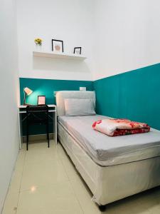 Tempat tidur dalam kamar di Short Stay Partition Room in Al Barsha 1 Near Mashreq Metro