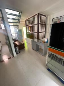 a living room with a tv and a couch at Hotel California Tropical in La Tebaida