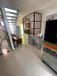 een woonkamer met een tv en een bank bij Hotel California Tropical in La Tebaida