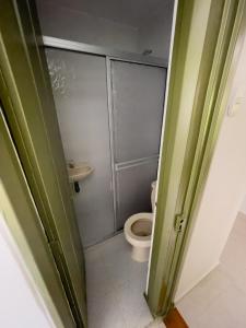 een badkamer met een toilet en een wastafel bij Hotel California Tropical in La Tebaida