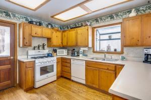 - une cuisine avec des placards en bois et des appareils blancs dans l'établissement Spacious Cabin Sleeps up to 12 - Sky High #86, à Bear Valley